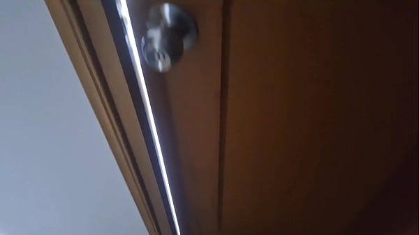 Espío a mi madrastra en el baño y grabo todo