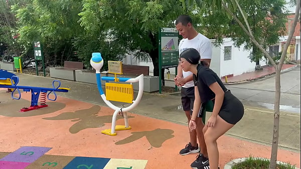 Juego con chico extraño en el parque al avioncito y terminamos en casa de sus padrastros follando con su enorme pene rico.